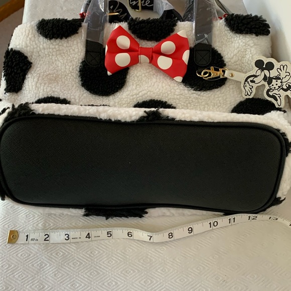 Loungefly x Disney Minnie Rocks the Dots Sherpa Bag - Picture 15 of 16